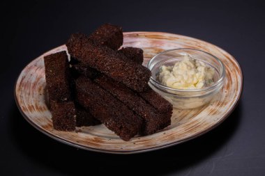 Sarımsak soslu siyah kruton