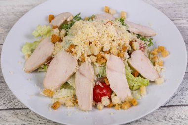 Sezar salata tavuk göğsü ile