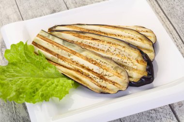 Kabın içinde ızgara patlıcan