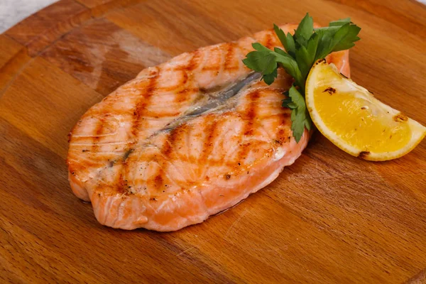 Lachs vom Grill serviert Zitrone und Petersilie — Stockfoto