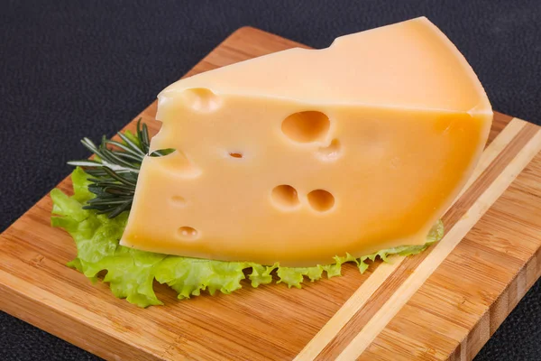 Ελβετικο τυρι τυρί στο Διοικητικό Συμβούλιο σερβίρεται φύλλα σαλάτας — Φωτογραφία Αρχείου