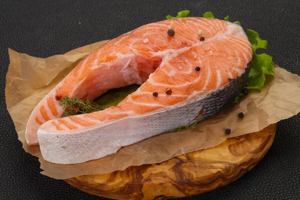 Bistecca di salmone crudo - pronta per la griglia — Foto Stock