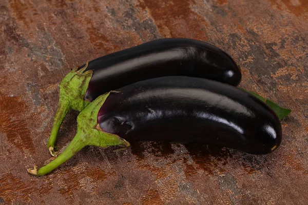 Mogen välsmakande aubergine över trä bakgrund — Stockfoto