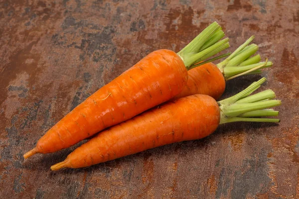 Tre giovani carote mature fresche — Foto Stock
