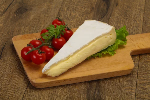 Brie formaggio triangolo servito insalata — Foto Stock