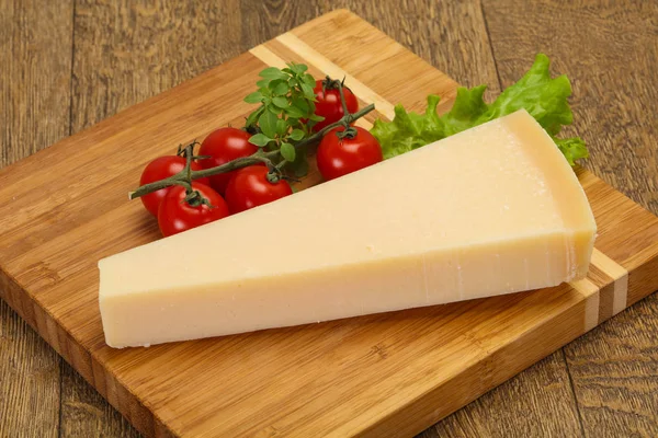 Итальянский традиционный сырный треугольник — стоковое фото