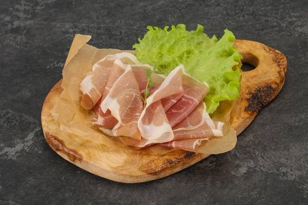 Italienskt prosciutto fläskkött över bord — Stockfoto