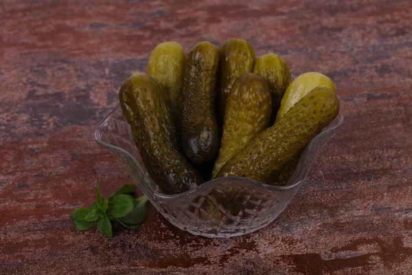 Pepinos en escabeche montón en el tazón — Foto de Stock