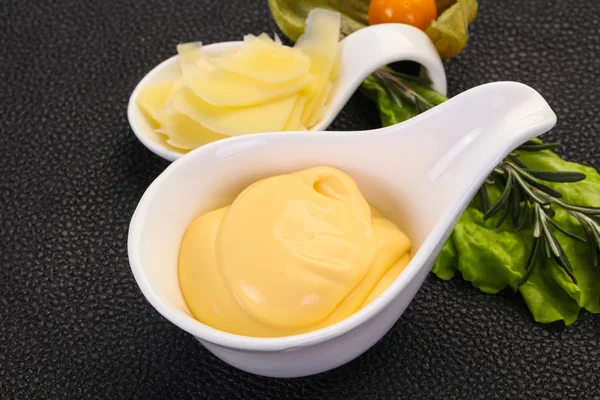 Salsa de queso en el bowl — Foto de Stock