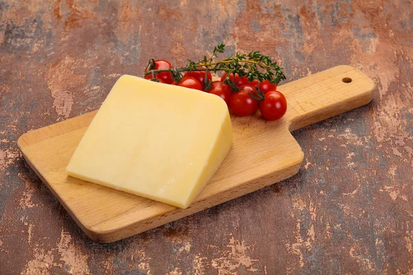 Pieza de queso parmesano duro —  Fotos de Stock