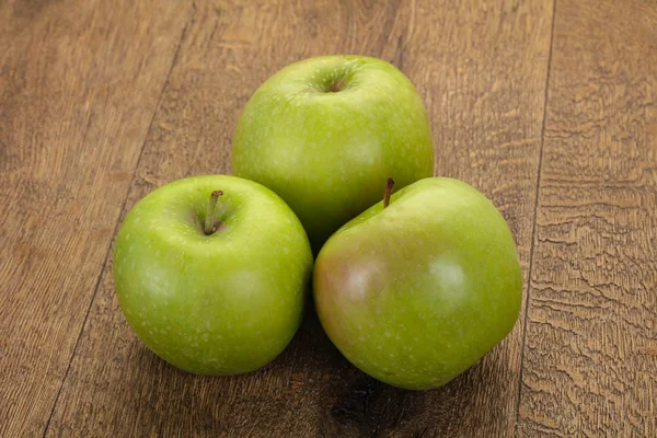 Grönt mogna äpple — Stockfoto