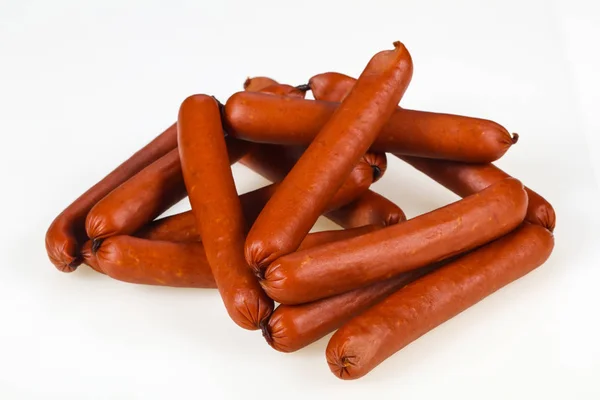 Salsichas de carne saborosas sobre fundo branco — Fotografia de Stock