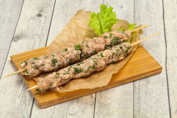 Friptură de porc tocată brută kebab pentru grătar — Fotografie, imagine de stoc