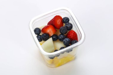 Kutuda dilimlenmiş meyve karışımı