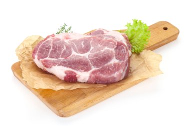 Ahşap tahta üzerinde çiğ domuz biftek