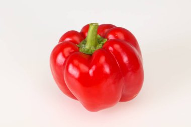 Olgun kırmızı dolma biber beyaza izole edilmiş.