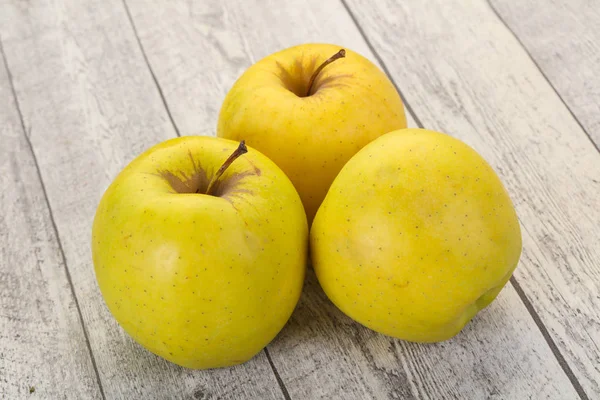 Pommes mûres jaunes — Photo