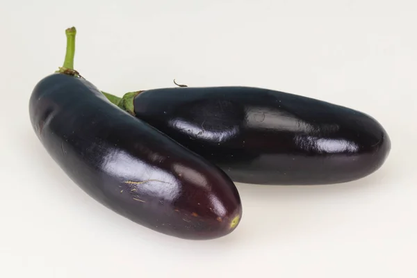 Aubergine mûre isolée sur blanc — Photo