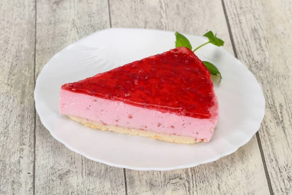 Zachte framboos Cheesecake geserveerd Mint — Stockfoto