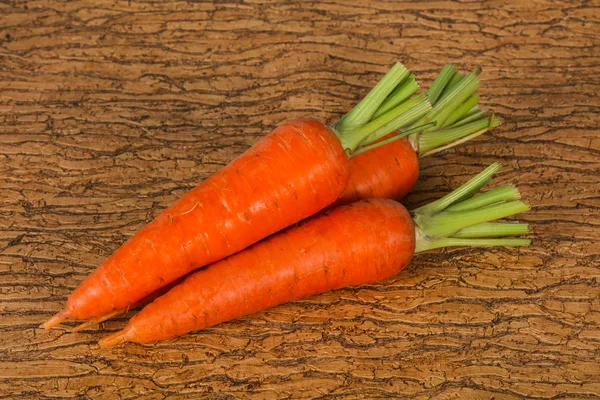 Üç Genç taze olgun havuç