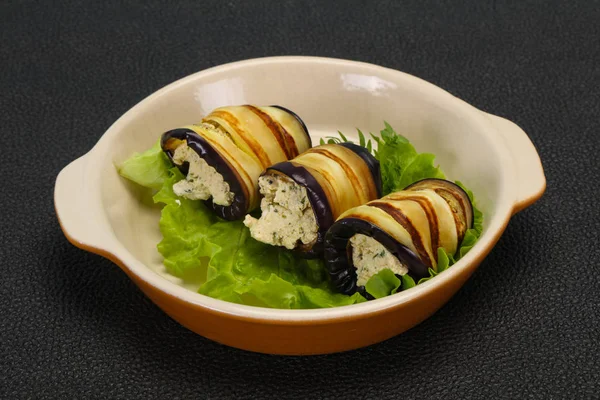 Rollo de berenjena relleno con queso y hierbas —  Fotos de Stock