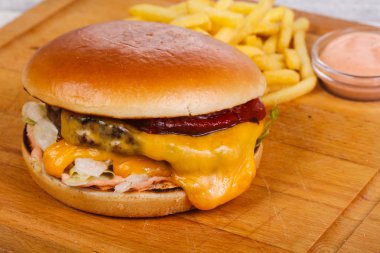 Burger ile sığır eti, peynir ve buzdağı salatası