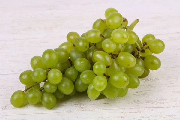 Rama de uva verde dulce —  Fotos de Stock