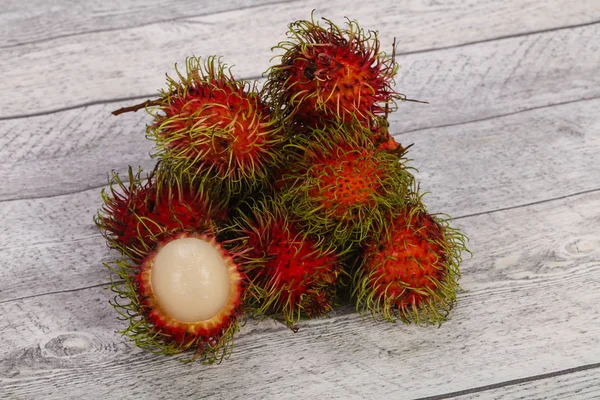 Tropiska söta exotiska frukter Rambutan — Stockfoto