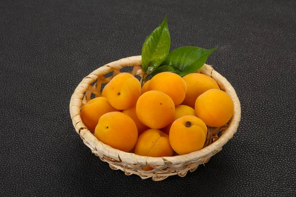 Спелые вкусные сладкие абрикосы — стоковое фото