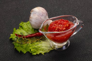 Baharatlı domates ve sarımsak sosu