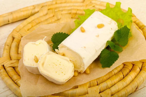 Rolo de queijo Brie — Fotografia de Stock