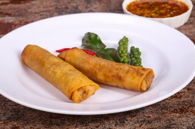 Karides ile derin kızarmış Bahar rulo