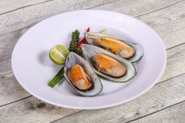 Kireç ve biber ile yarım midye