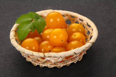 Olgun lezzetli sarı kiraz domates