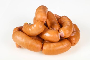 Beyaz arka planda lezzetli et sosis