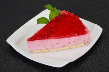 Yumuşak ahududu cheesecake nane servis