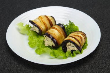 Peynir ve otlar ile patlıcan rulo dolması