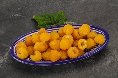 Tatlı olgun lezzetli sarı ahududu