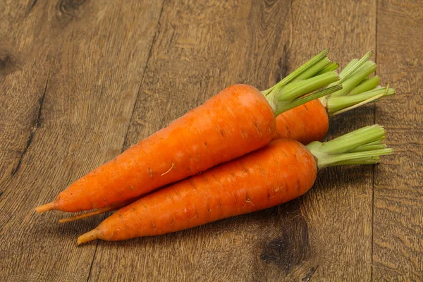 Три молодих свіжих стиглої моркви — стокове фото