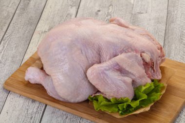 çiğ tavuk yemek için hazır