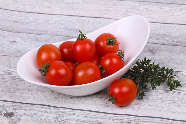 Tomate cereja na tigela — Fotografia de Stock