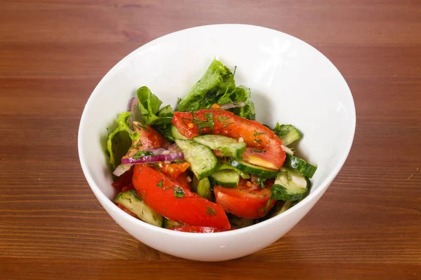 Salada de legumes com tomate, pepinos — Fotografia de Stock