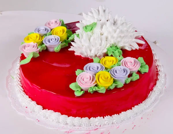 クリーム色の花とケーキ — ストック写真