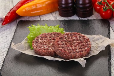 Çiğ burger pirzola