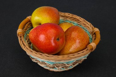 Ahşap sepet armut yığını