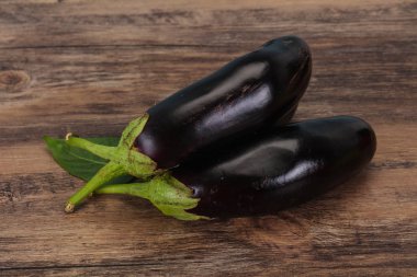 Ahşap arka plan üzerinde olgun lezzetli patlıcan