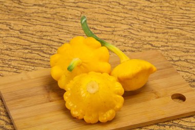 Taze olgun lezzetli patisson yemek için hazır