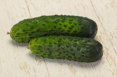 Olgun taze yeşil iki salatalık