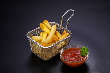 Soslu patates kızartması patates