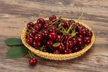 ile tatlı Olgun Kiraz yaprakları